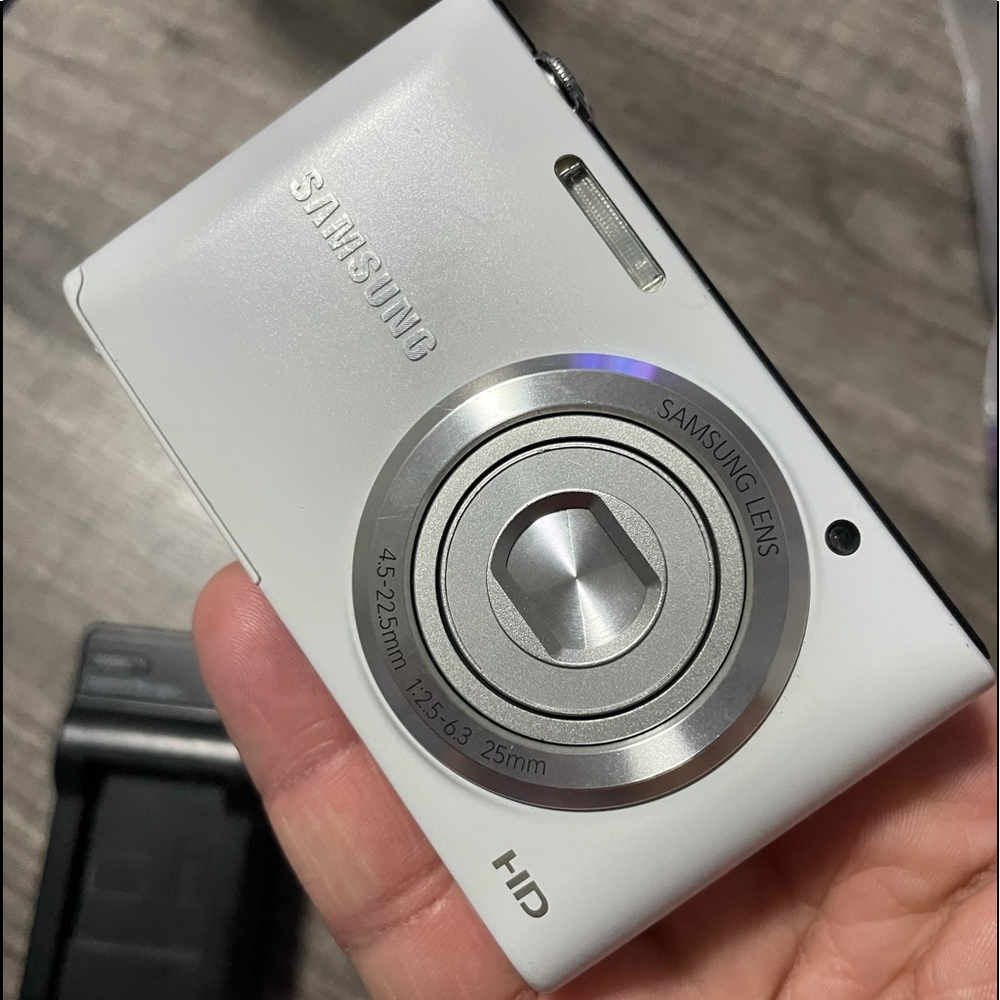 Samsung ST72 Digital Camera 16.2MP